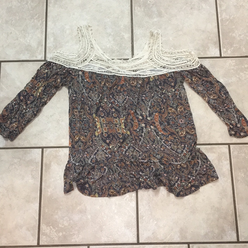 Open shoulder long sleeve shirt